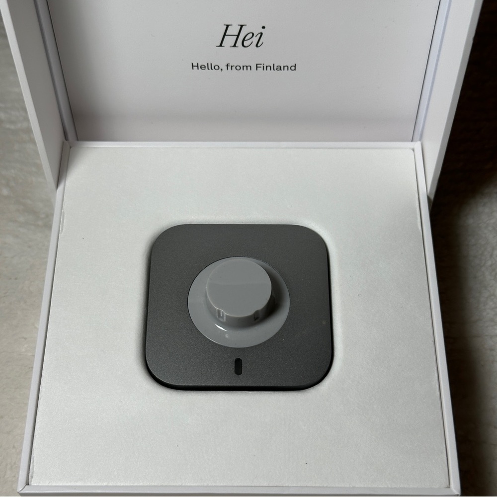 Oura Ring Gen 4 Size 8 Gold Activity Tracker with Charger Box (Great Condition) - Picture 6 of 15